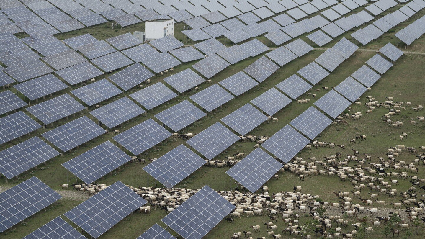 china-rushes-to-build-out-solar,-and-emissions-edge-downward