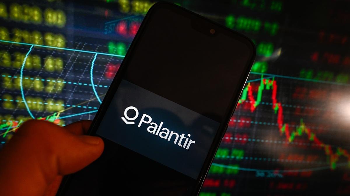 palantir-sell-off:-retail-investors-are-buying-the-dip