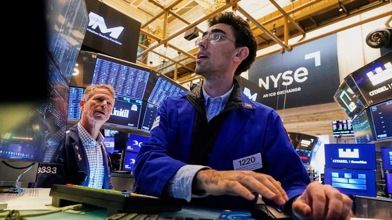 dow-soars-more-than-800-points-into-record-territory-as-powell-hints-at-rate-cut
