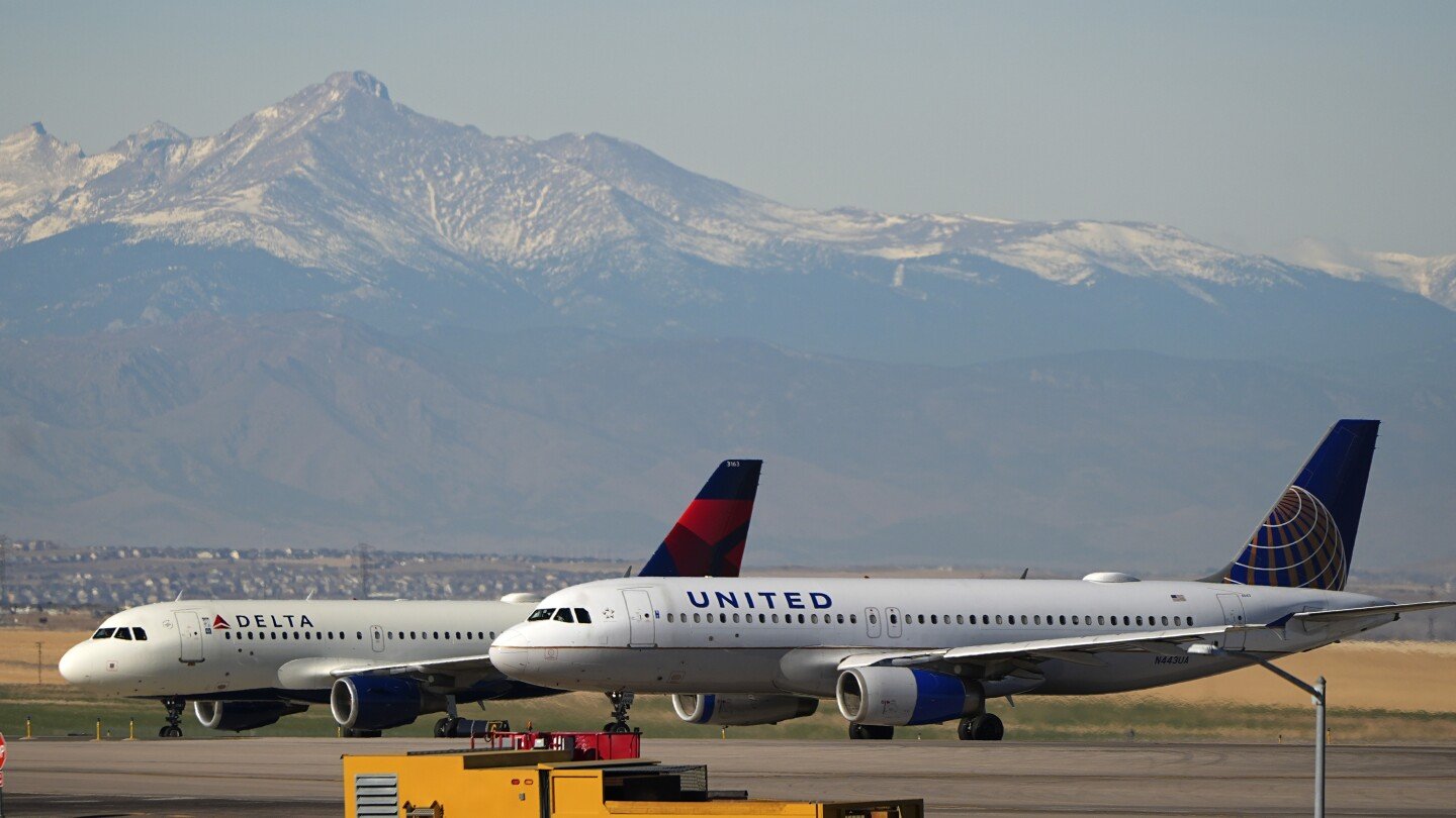 passengers-sue-united-and-delta-for-selling-‘window’-seats-next-to-blank-walls