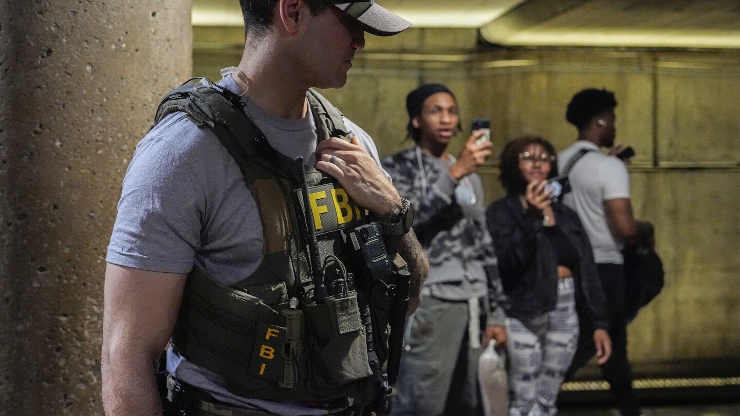 national-guard-members-on-dc-streets-for-trump’s-crackdown-will-soon-be-armed,-military-says