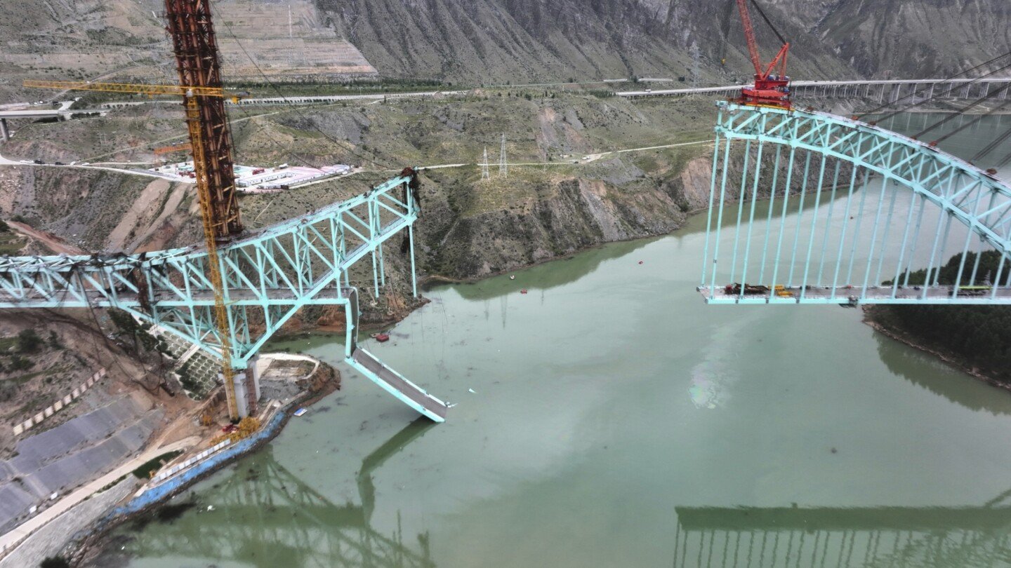 chinese-bridge-collapse-kills-at-least-12-construction-workers