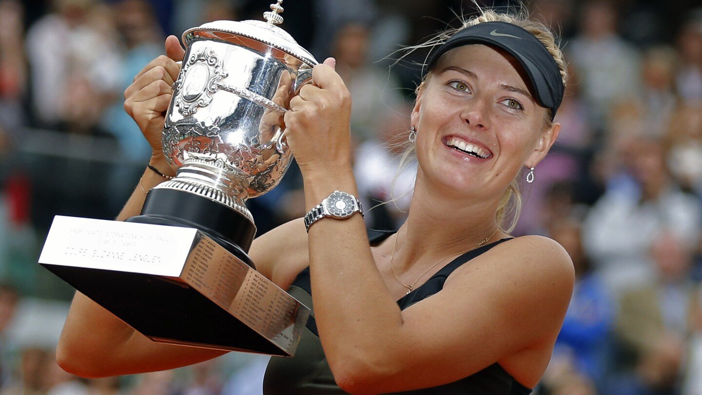 maria-sharapova-and-bryan-brothers-enter-tennis-hall,-with-surprise-appearance-by-serena-williams