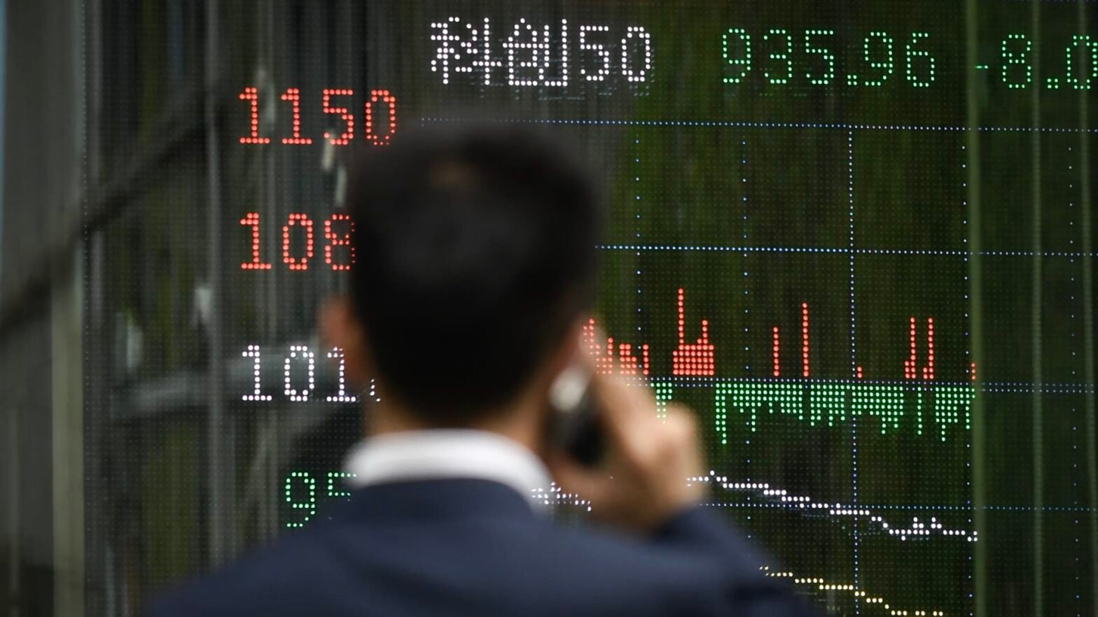 chinese-households-have-amassed-record-savings.-that’s-now-fueling-a-stock-market-boom