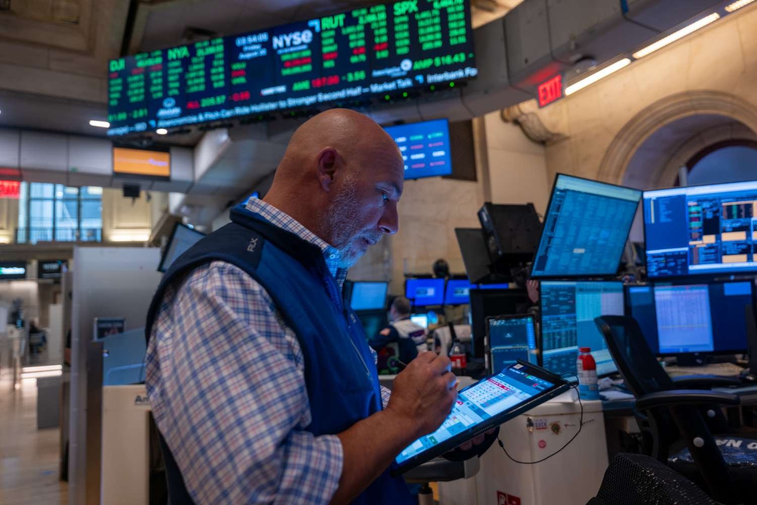 dow-jones-today:-stock-futures-slip-after-dow’s-1st-record-close-of-2025;-nvidia-earnings-in-focus-this-week