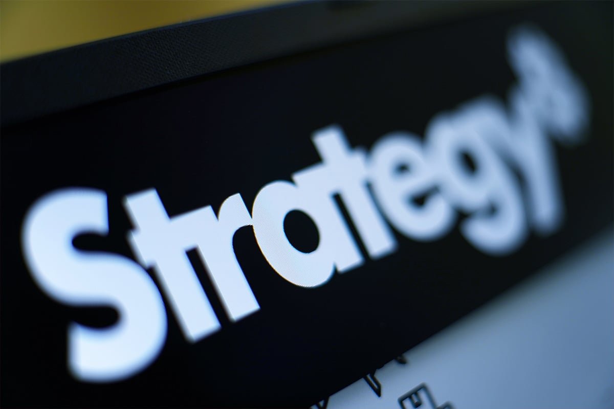 microstrategy-(mstr)-stock-drops-as-analyst-warns-bitcoin-premium-could-trigger-50%-crash