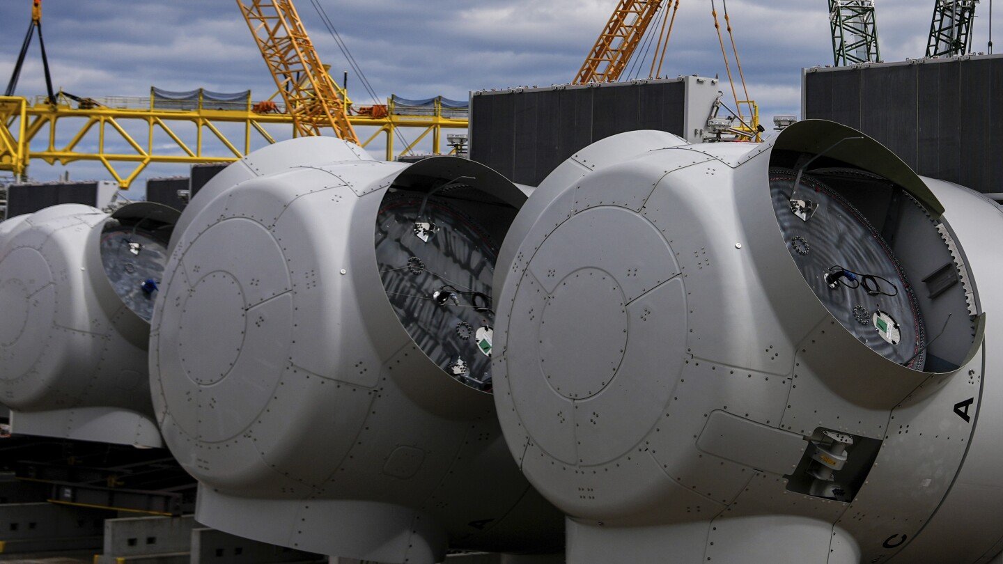 democrats-ask-trump-to-resume-a-major-offshore-wind-project-near-rhode-island