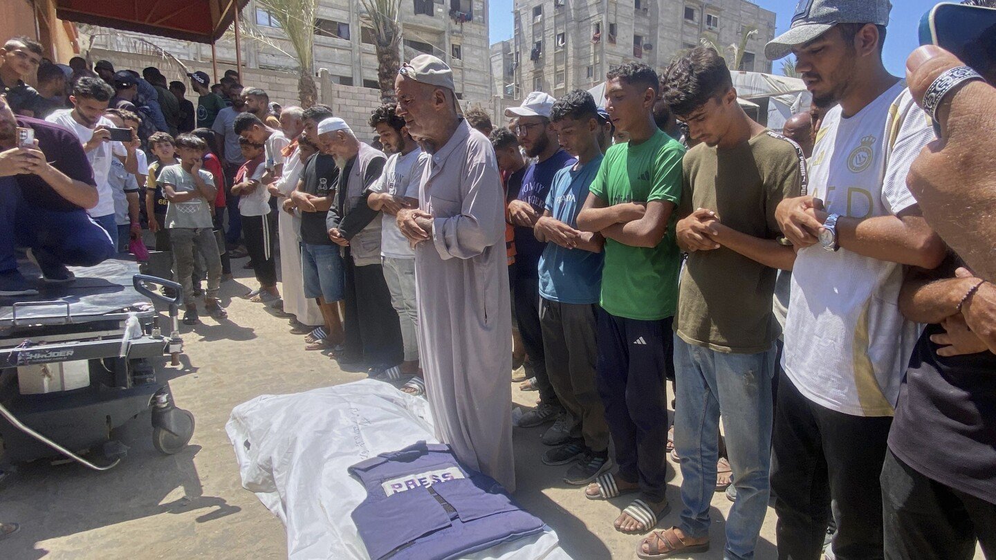 israeli-airstrike-on-southern-gaza-hospital-kills-8,-health-ministry-says