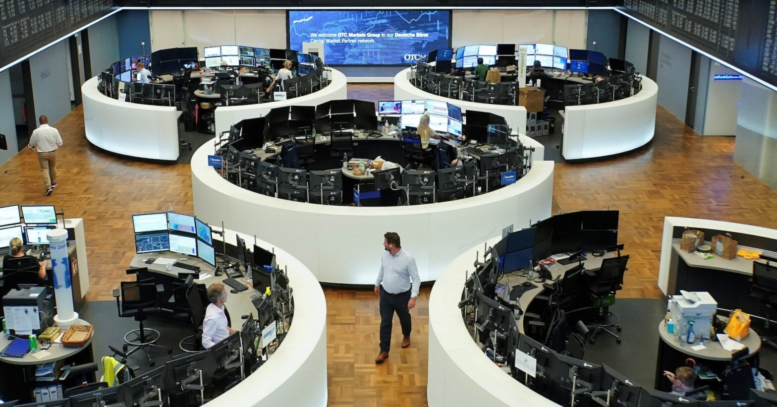 european-shares-fall-on-french-political-risks,-fed-concerns