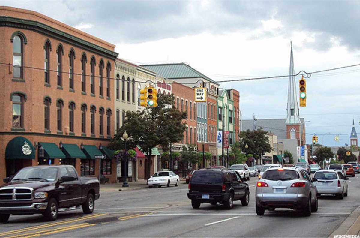 wall-street-bets-the-stock-market-will-keep-soaring-main-street-isn’t-so-sure.