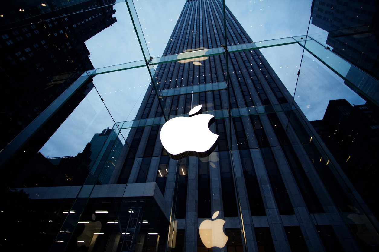 apple’s-stock-gaining-momentum:-goldman-sachs-reaffirms-$266-price-target