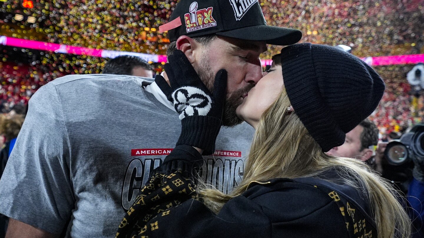 pop-tarts-and-diamond-rings:-travis-kelce-and-taylor-swift’s-engagement-rips-through-chiefs-practice