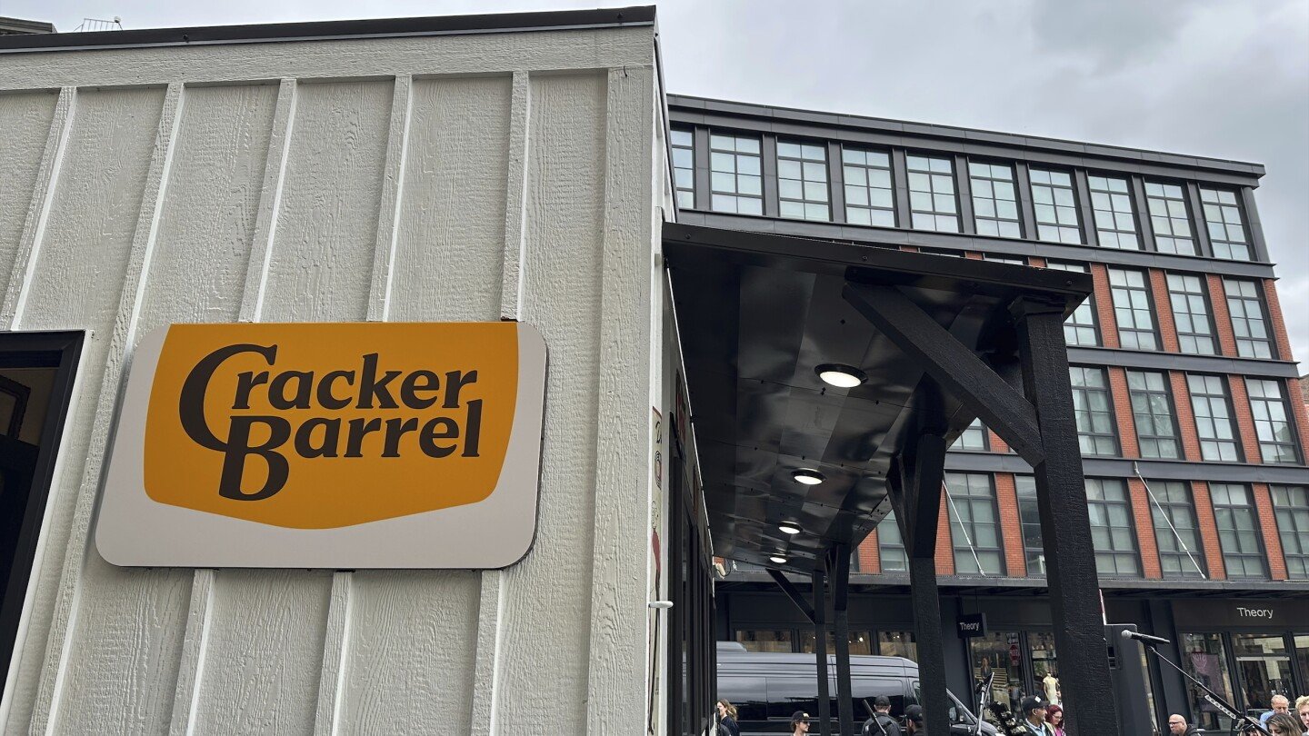 cracker-barrel-had-good-reasons-to-rebrand.-but-after-its-new-logo-misfired,-here’s-what’s-next