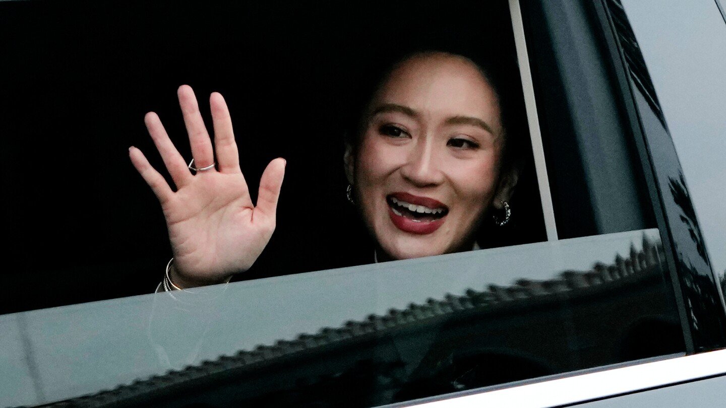 thai-court-dismisses-prime-minister-over-compromising-phone-call-with-cambodian-leader