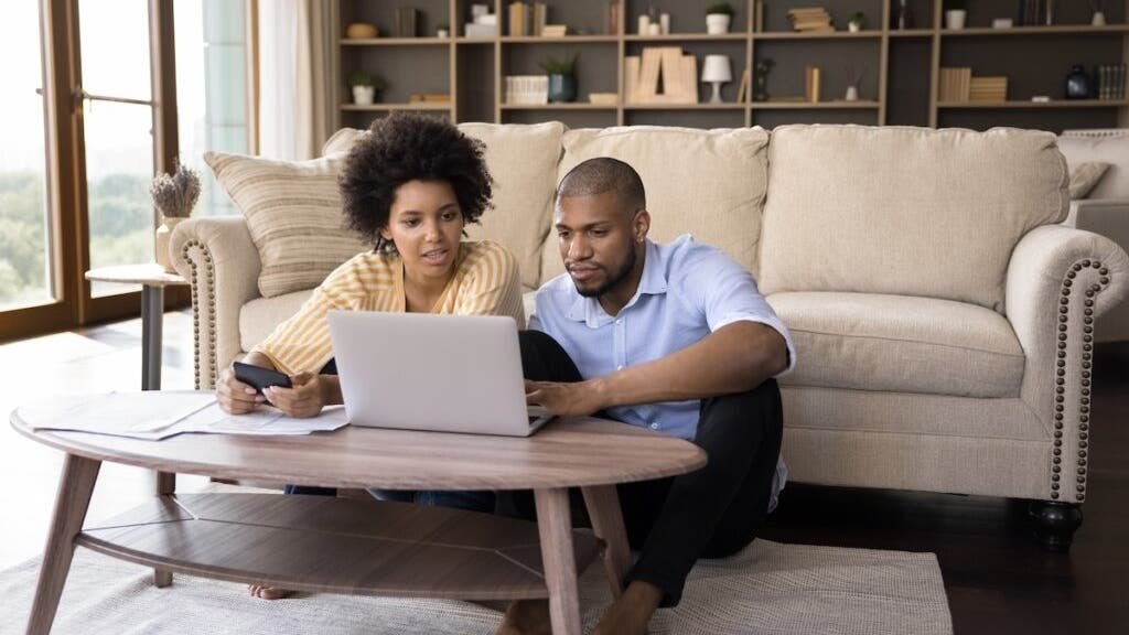 this-couple-can’t-decide-between-paying-off-the-mortgage-early-or-investing-their-money-into-the-stock-market
