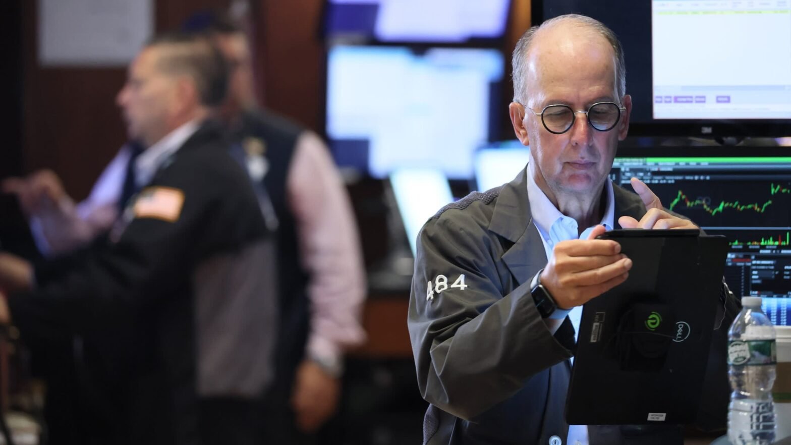 us-tech-stocks-drop-as-ai-uncertainty-knocks-chip-groups