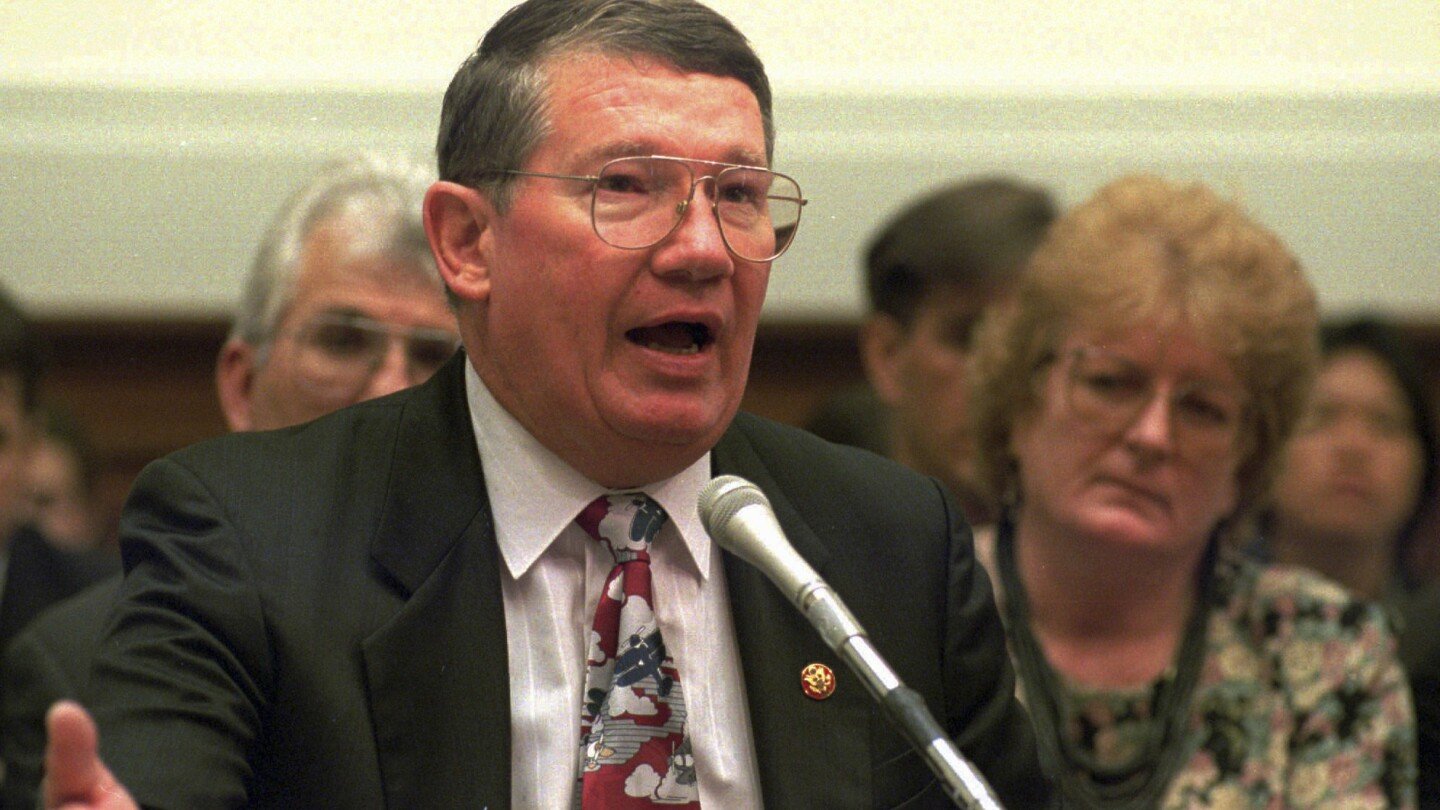 randy-‘duke’-cunningham,-vietnam-war-hero-convicted-of-accepting-bribes-as-a-congressman,-dies-at-83