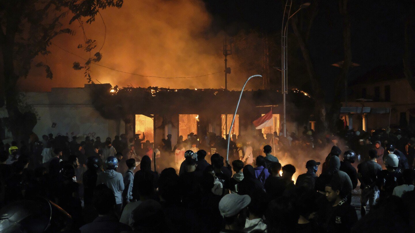 3-dead-after-mob-sets-fire-to-indonesian-regional-parliament-building