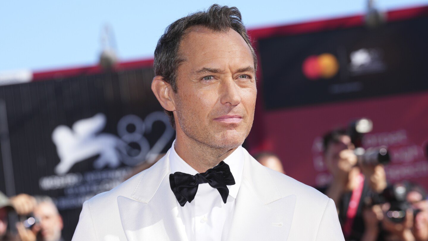 jude-law-debuts-portrayal-of-vladimir-putin-in-‘the-wizard-of-the-kremlin’-at-venice-film-festival