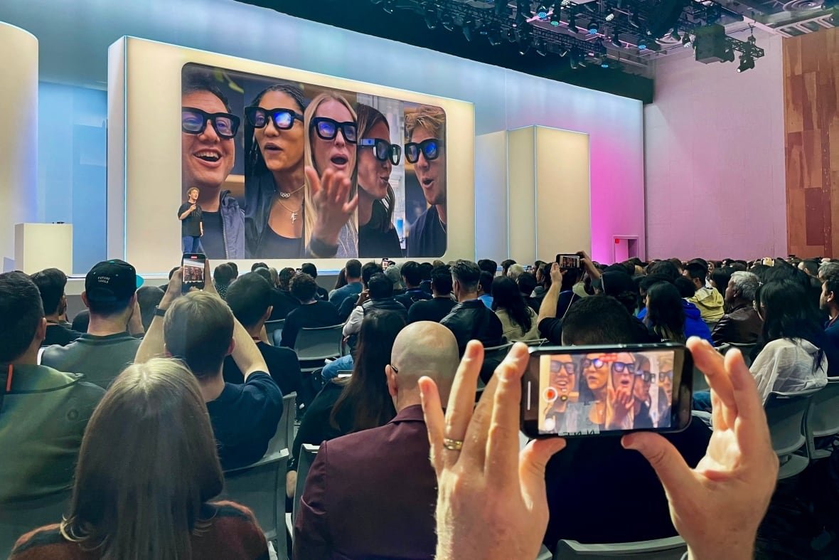 Meta's new augmented reality glasses come equipped with the Meta AI artificial intelligence assistant.