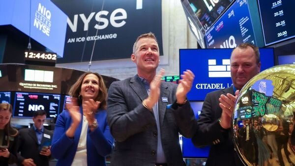 Lynn Martin, president of the NYSE Group Inc., left, and Jim Peck, chairman and chief executive officer of NIQ Global Intelligence Plc, center, on the floor NYSE during the company's IPO in New York on July 23, 2025. (Photo: Bloomberg)