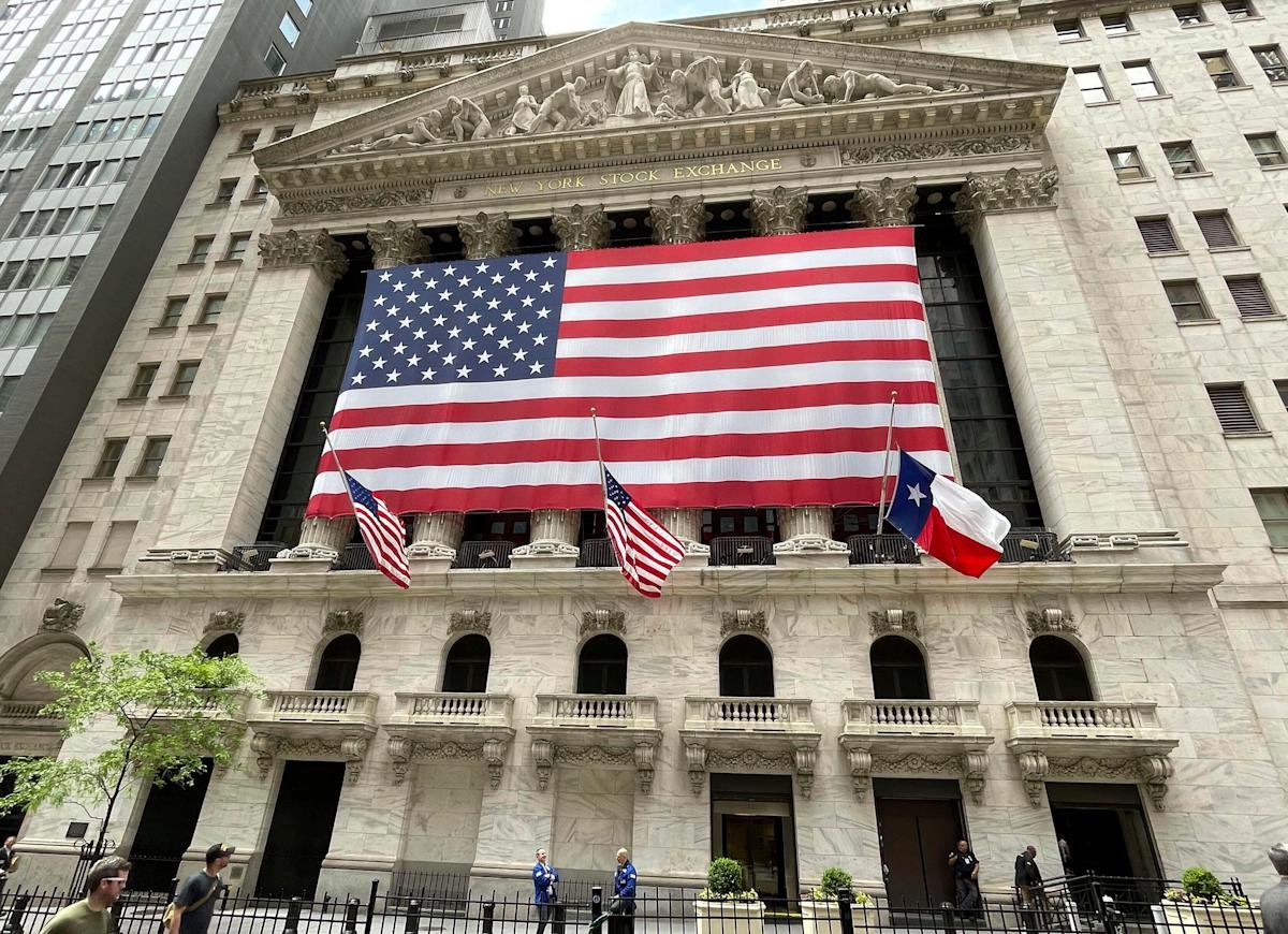 stock-market-today:-dow,-s&p-500,-nasdaq-futures-slide-as-treasury-yields-jump-amid-tariff,-fed-uncertainty