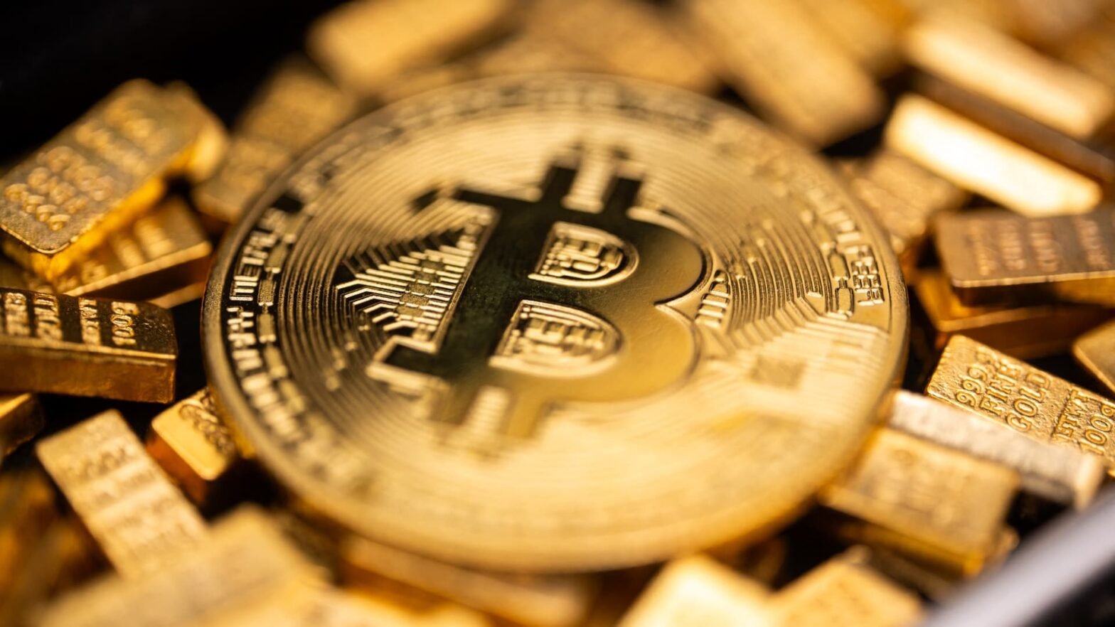 bitcoin-bucks-stock-market-downtrend-but-lags-gold-rally