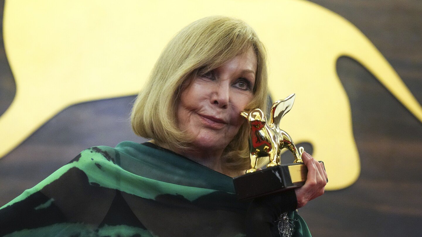 kim-novak’s-emotional-return-to-the-spotlight-at-venice-film-festival