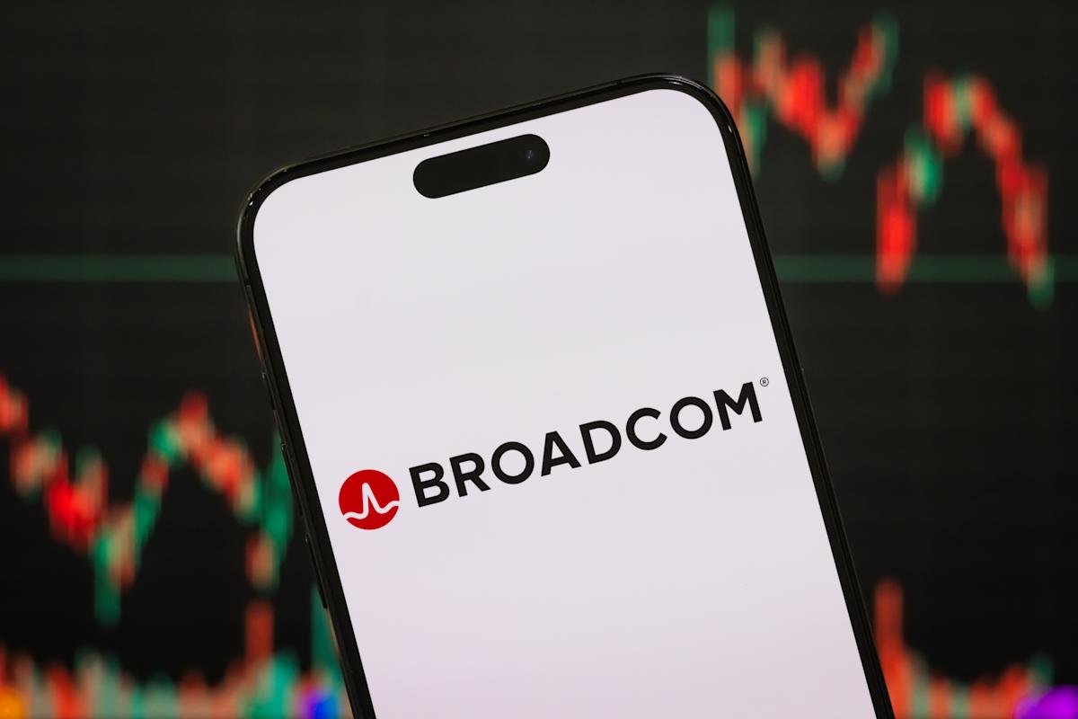 broadcom-stock-soars-as-wall-street-cheers-ai-chips-as-‘leading-alternative’-to-nvidia