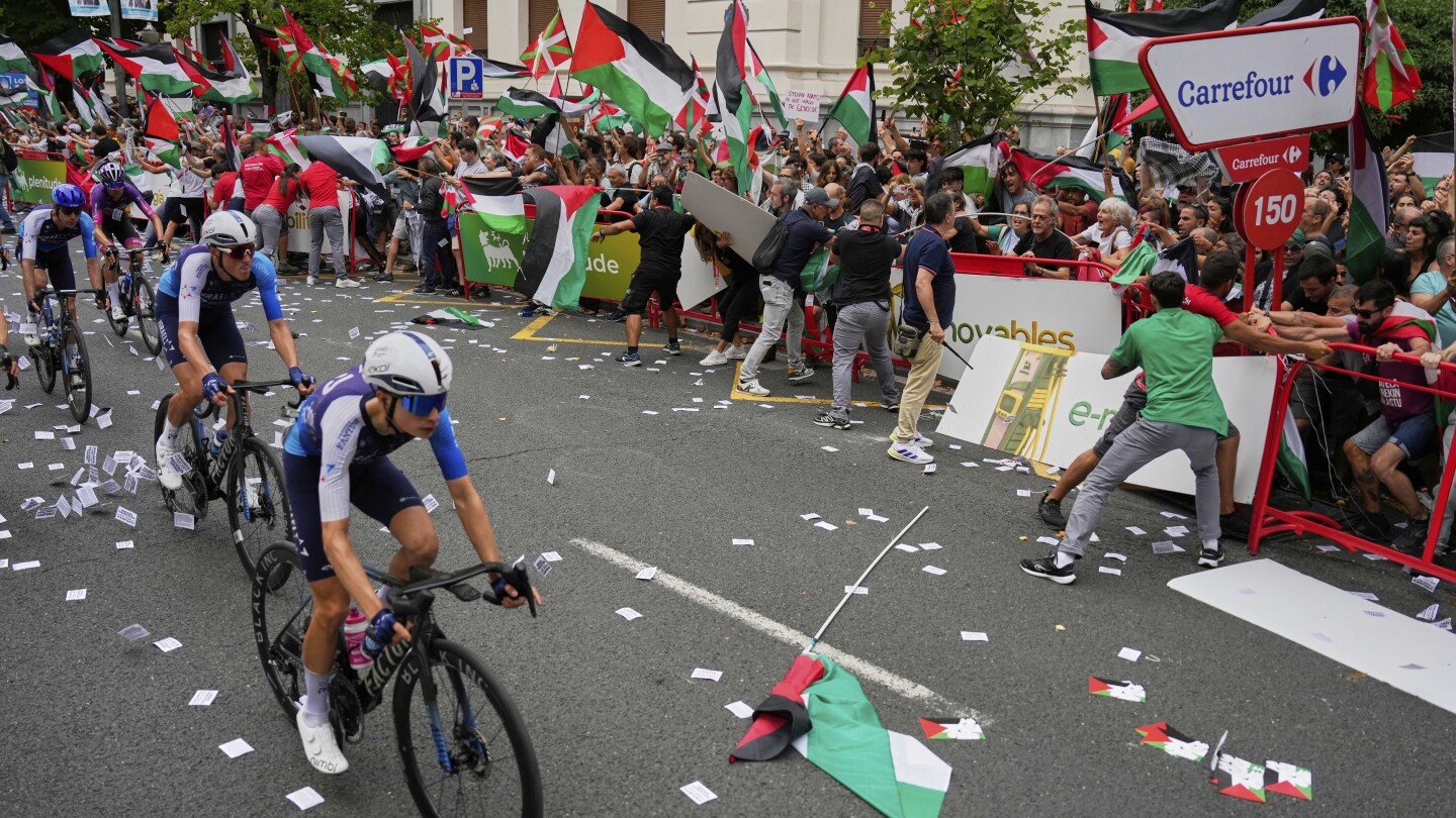 spanish-minister-says-israeli-cycling-team-should-be-expelled-from-vuelta-after-protest