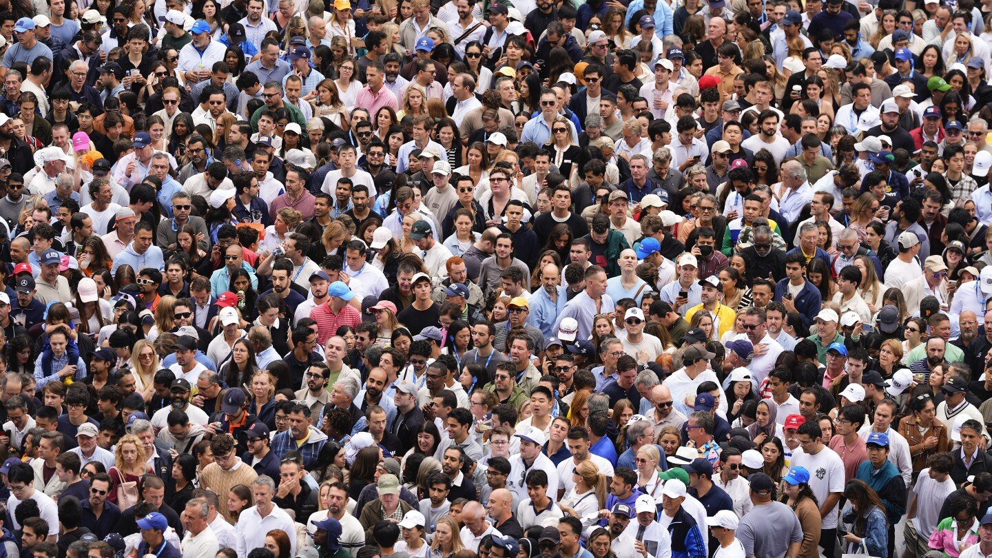 fans-remain-stuck-in-line-as-us-open-final-begins-because-of-extra-security-with-trump-attending