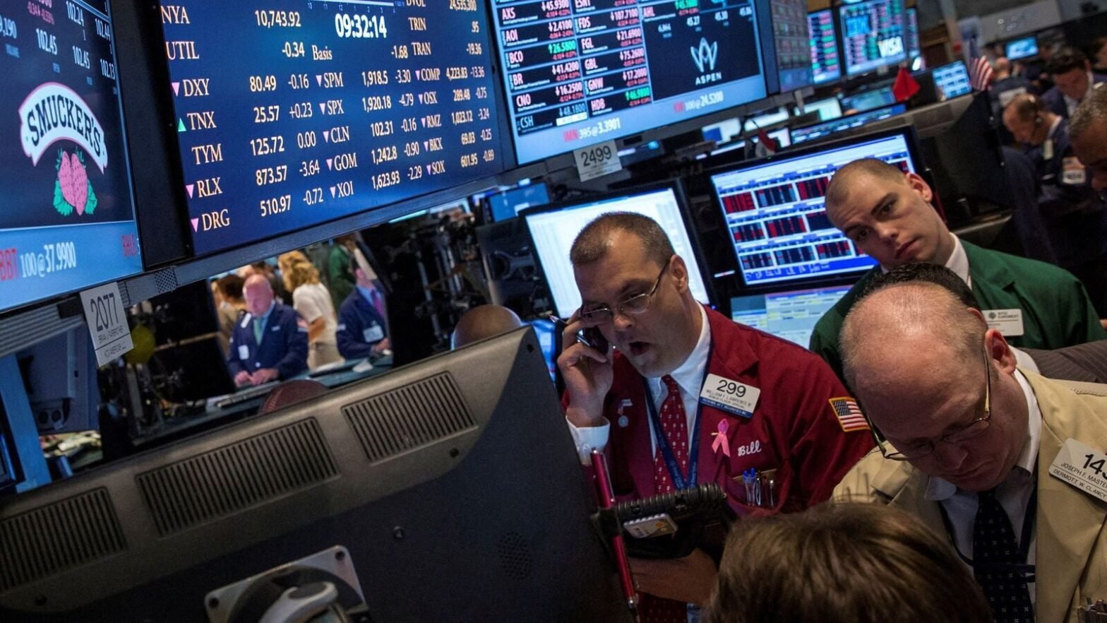 wall-street-today:-us-stocks-gain-as-fed-rate-cut-hopes-firm