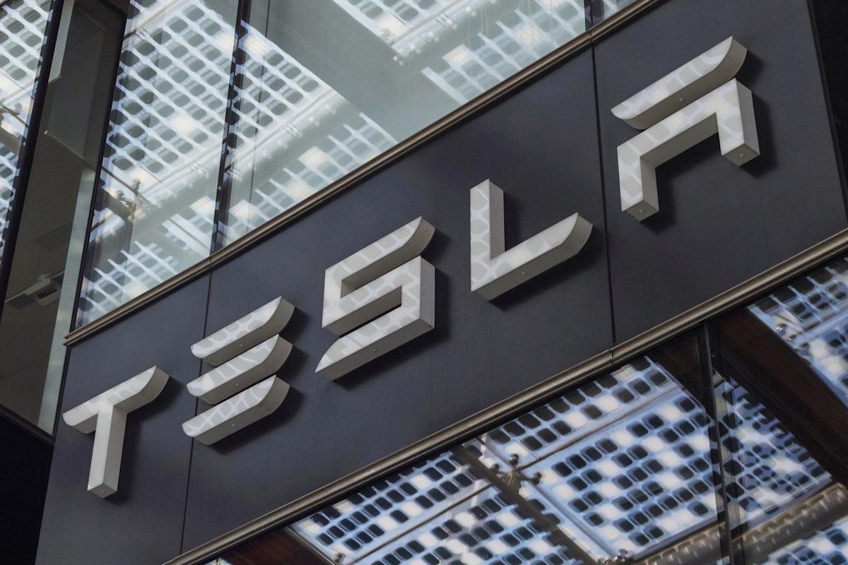 stock-market-expert-turns-heads-with-bold-claim-about-tesla:-‘i-wouldn’t-buy-a-share’
