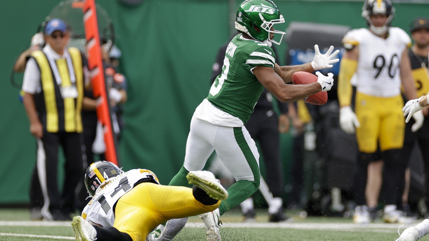 jets-cutting-wide-receiver-xavier-gipson-after-costly-fumble-in-opener,-ap-source-says