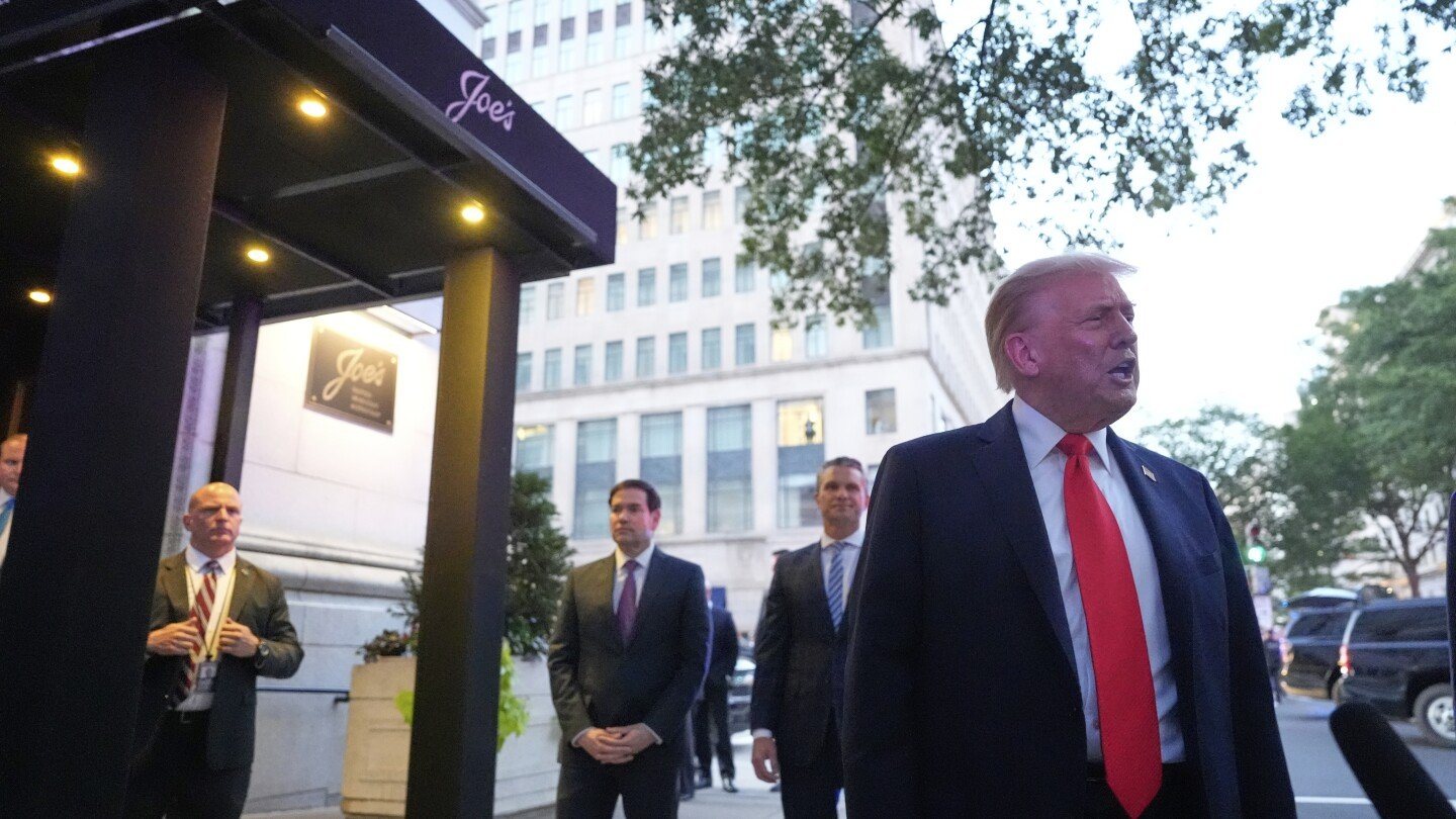 trump-having-dinner-at-a-restaurant-near-the-white-house-to-promote-his-washington-crackdown