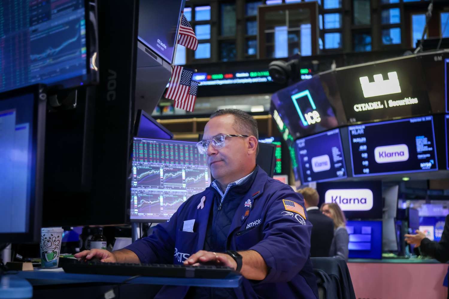 dow-jones-today:-stock-futures-rise-as-wall-street-awaits-rate-cuts;-ai-enthusiasm-lifts-oracle-stock-higher