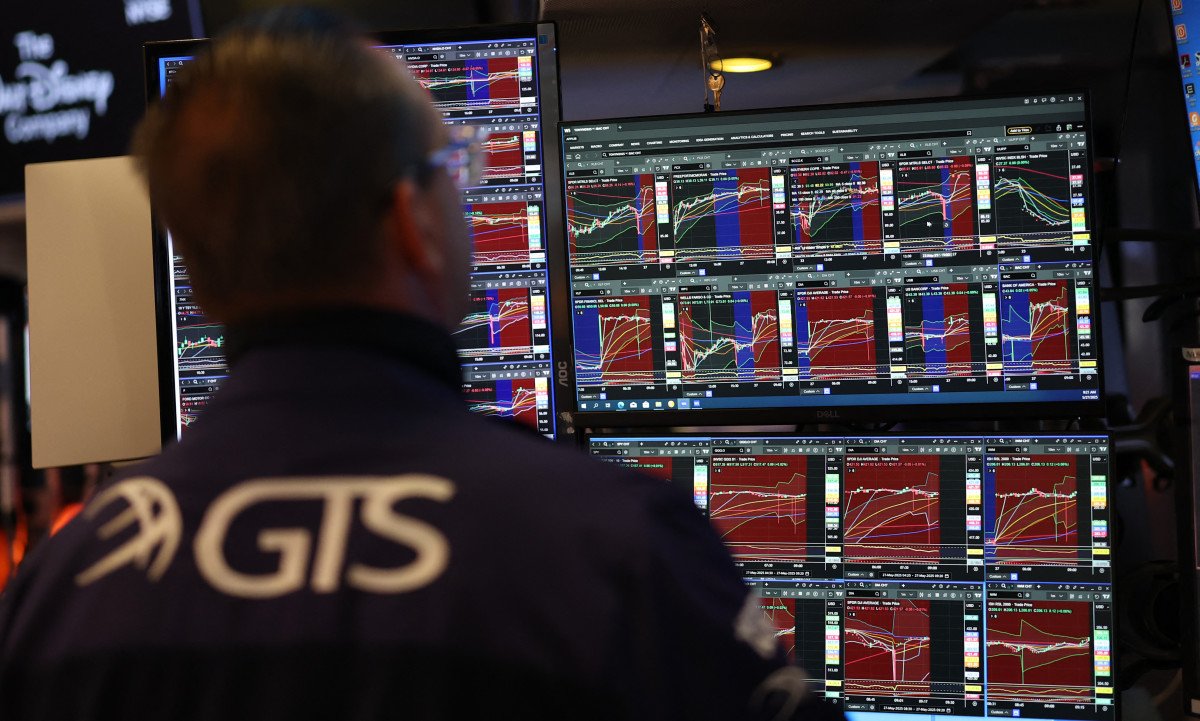 stock-market-today:-us.-stocks-in-flux-after-busy-week-of-economic-data,-ipos