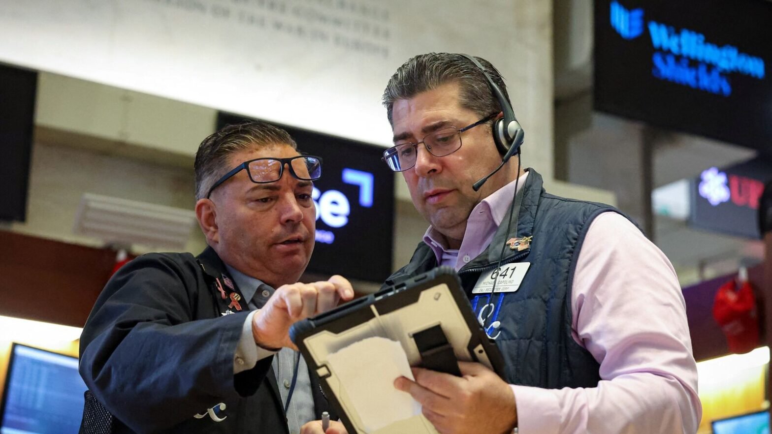 wall-street-today:-us-stocks-mixed-after-record-highs