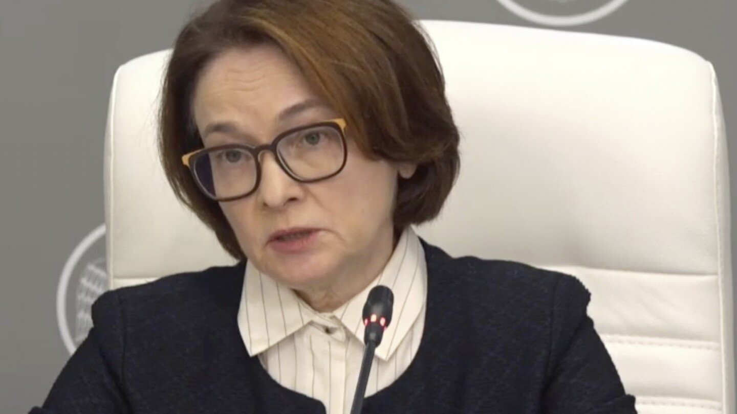 russia-cuts-interest-rate-to-17%-as-wartime-economy-slows-while-deficit-grows