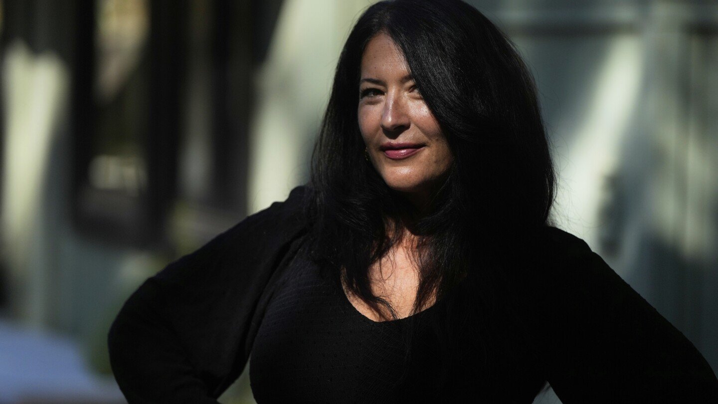 former-poet-laureate-ada-limon-says-artists-must-band-together-during-‘dangerous-times’