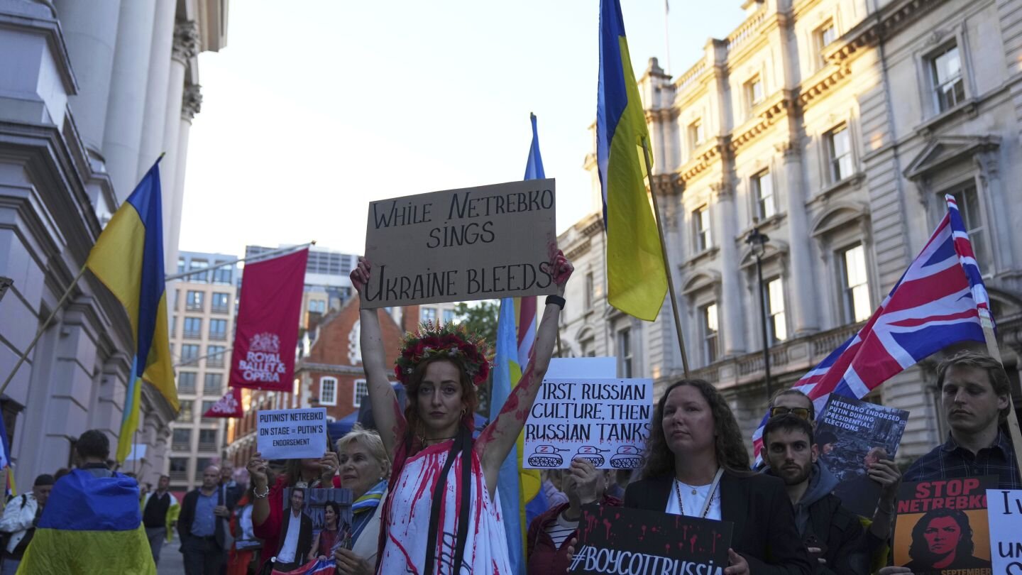 presentacion-de-la-soprano-rusa-anna-netrebko-genera-protestas-por-ucrania-en-la-opera-de-londres