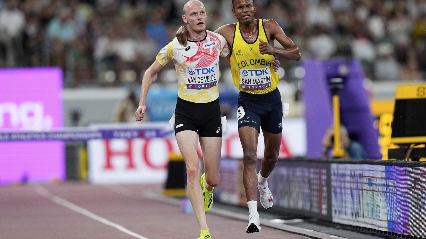 a-shoulder-to-lean-on:-steeplechaser-stops,-lends-a-helping-hand-to-a-struggling-competitor