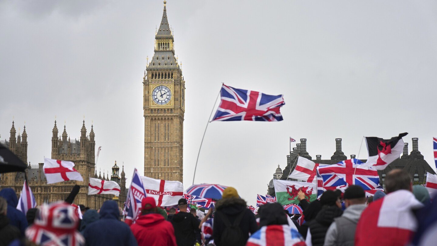 marcha-convocada-por-la-extrema-derecha-en-londres-termina-en-enfrentamientos-con-la-policia