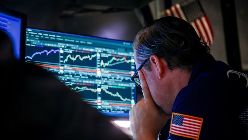 why-are-stocks-setting-records-when-the-economy-feels-down-in-the-dumps?