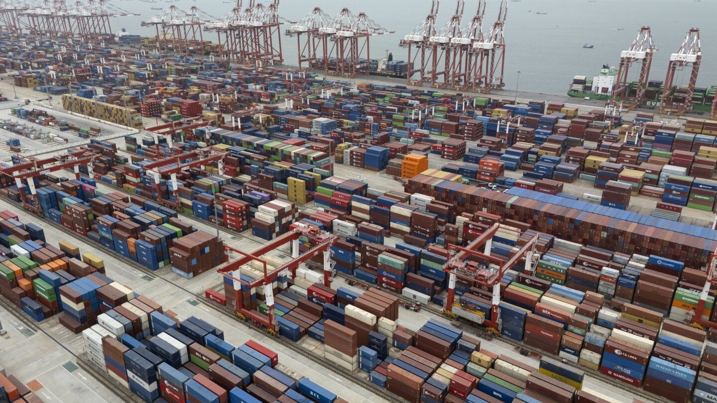 shipping-companies-support-a-first-ever-global-fee-on-greenhouse-gases,-opposed-by-trump-officials