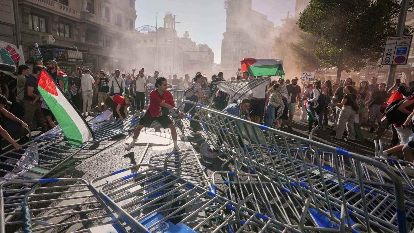 chaotic-scenes-in-madrid-as-pro-palestinian-protesters-disrupt-final-stage-of-vuelta-cycling-race