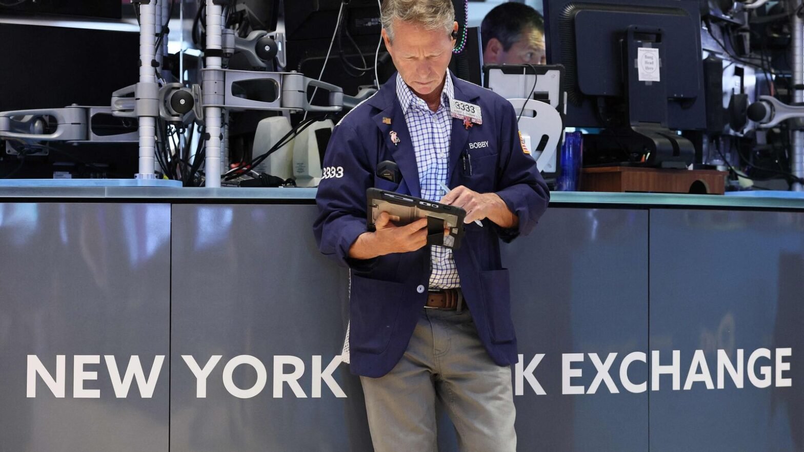 wall-street-today:-us-stocks-mostly-up-on-hopes-of-more-fed-rate-cuts,-intel-soars-25%-on-nvidia’s-$5-bn-investment-deal
