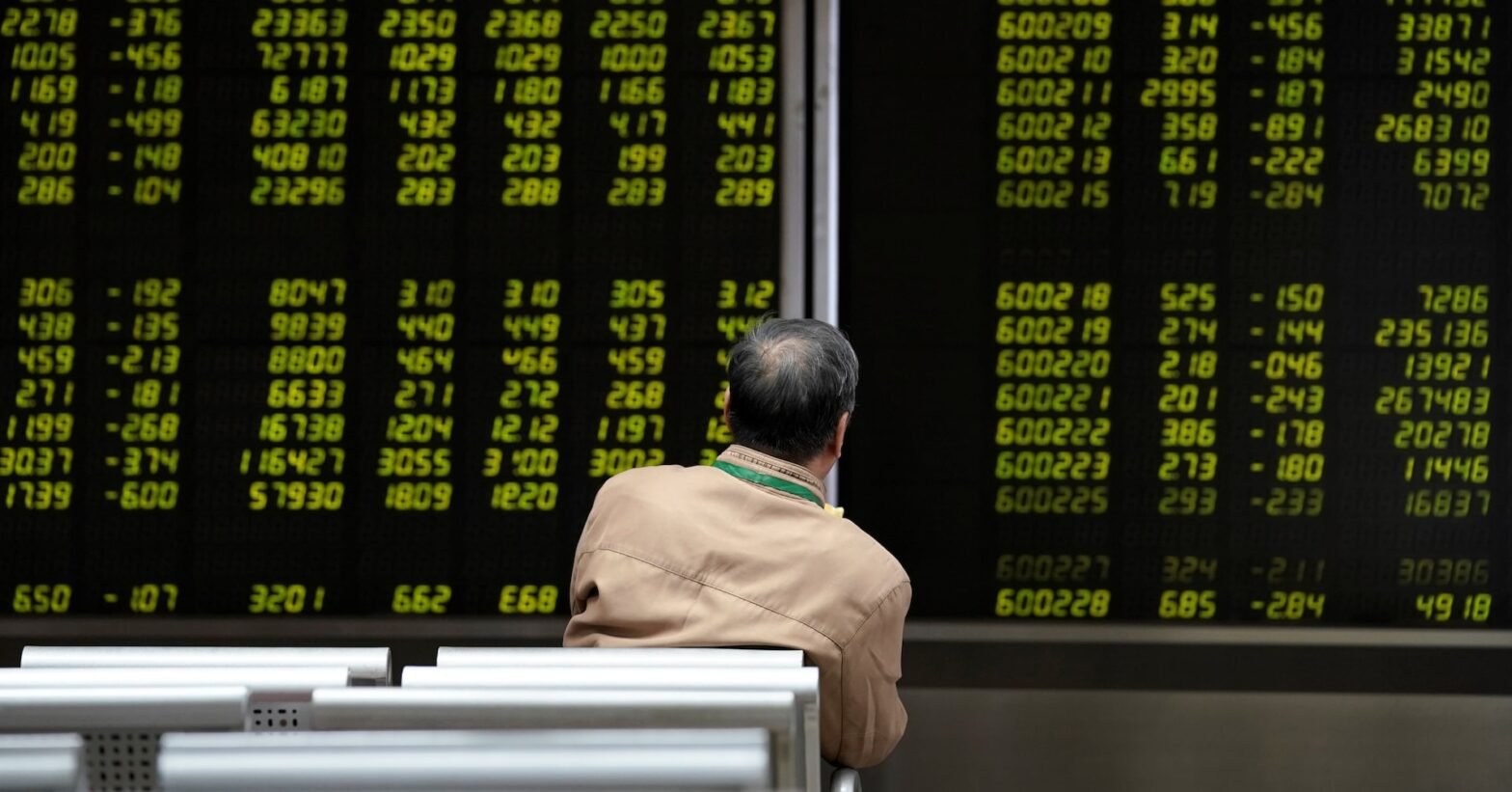 stocks-and-dollar-drift-higher-after-fed-cut,-focus-turns-to-boe