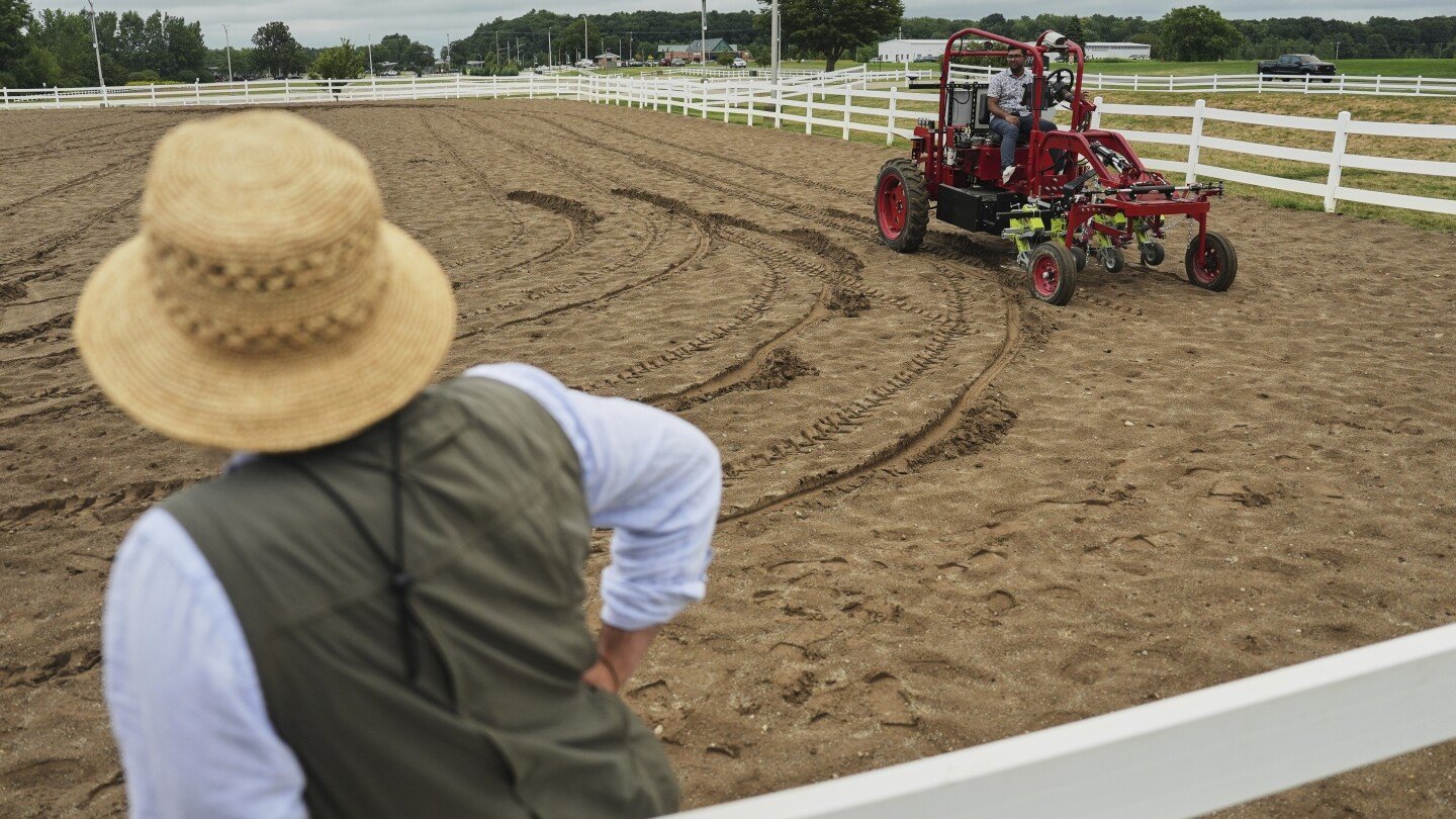 will-electric-tractors-gain-traction?-at-a-pilot-event-for-farmers,-researchers-see-possibilities