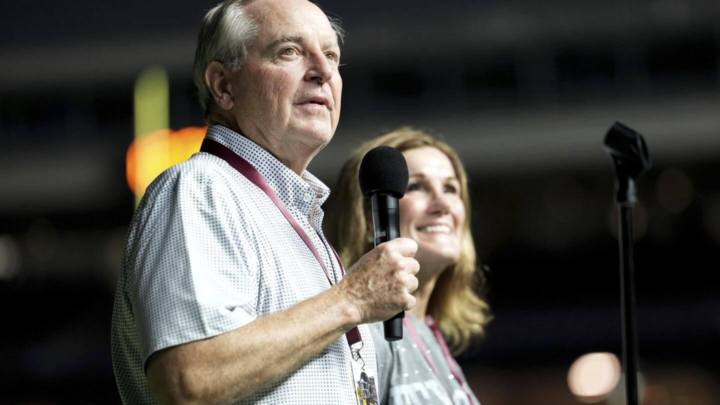 texas-a&m-president-is-stepping-down-after-upheaval-over-classroom-video